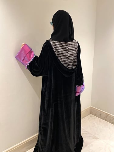 عبايه مخمل سوداء مع كم وردي واحجار وبطانه حرير ابي...