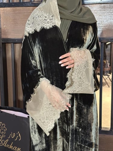 عباية مخمل حرير فرنسي ودانتيل زيتي