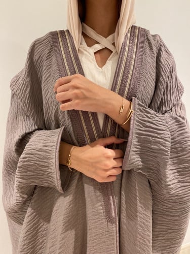 عبايه بشت بنفسجي ترابي مع فستان اوف وايت