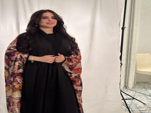 عبايه حرير طبيعي اسود والخلف حرير مشجر وردي