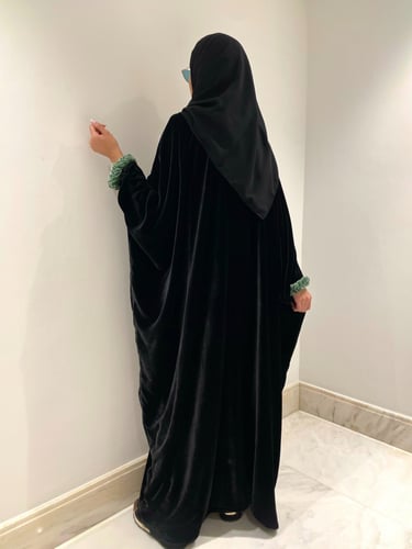 عبايه مخمل اسود مع ضفيره خضراء