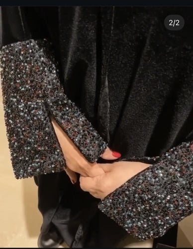 عبايه مخمل اسود مع كم شك ناعم ايطالي