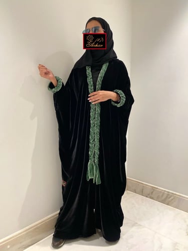 عبايه مخمل اسود مع ضفيره خضراء