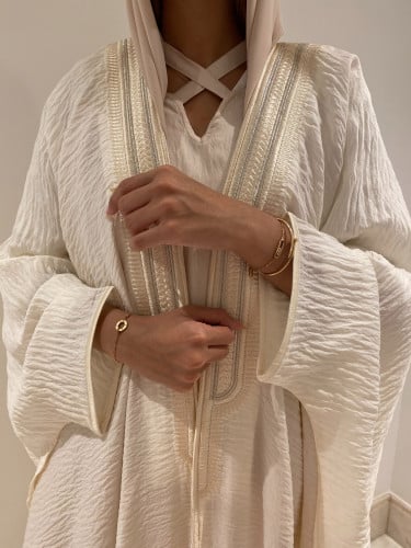 عبايه بشت اوف وايت مع فستان اوف وايت