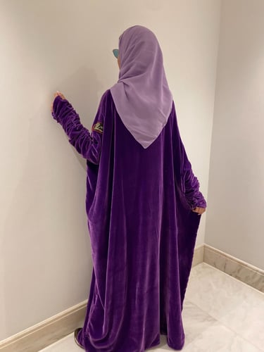 عبايه مخمل بنفسجي
