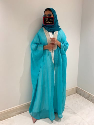 عبايه بشت تركوازي مع فستان نزلات اوف وايت