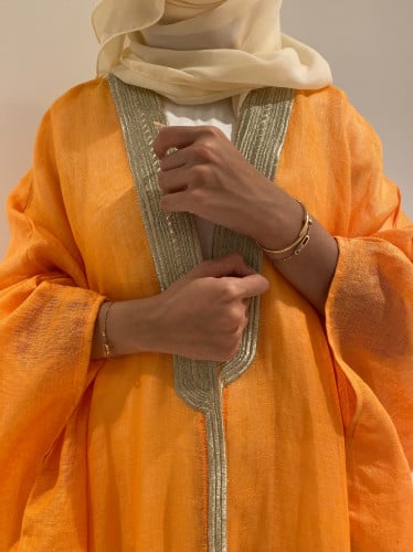 عبايه بشت برتقالي مع فستان نزلات اوف وايت