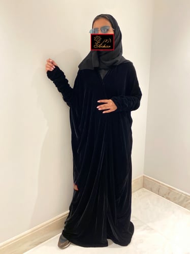 عبايه مخمل اسود