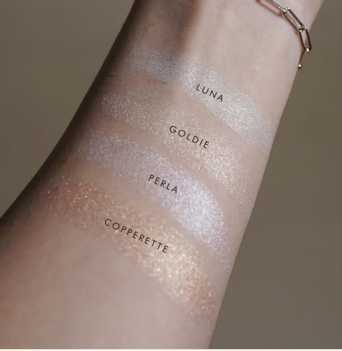 اضاءه وجه من كارا بيوتي درجة اللون قولدي