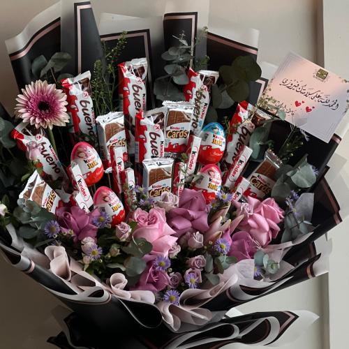 باقة ورد مع شوكلت كيندر
