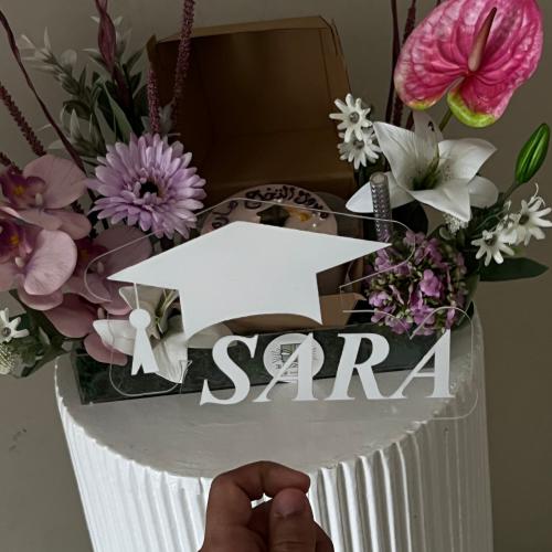 اكريلك ورد وكيك بالإضافه الى اكريلك تفصيل بالإسم ح...