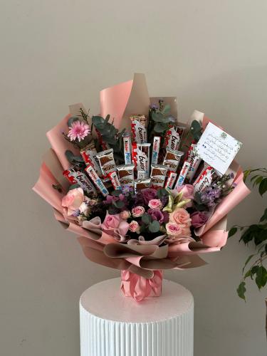 باقة ورد مع شوكلت كيندر