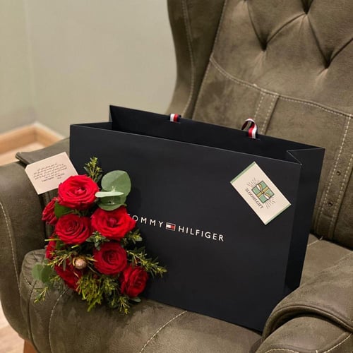 تنسيق شنطة تومي هيلفيغر