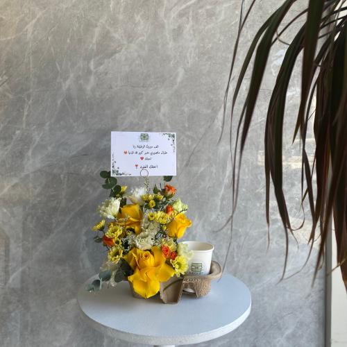 تنسيق كوب قهوة مع ورد