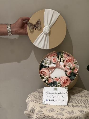 بوكس مع ورد صناعي وهديه اسواره باندورا