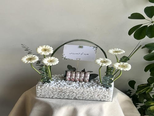 ستاند ورد فخم مع تقديم مبلغ مالي