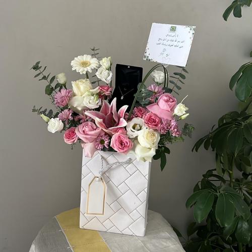 تنسيق اسواره مع باقه ورد