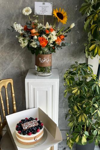 فازة ورد مع كيكه جاناش