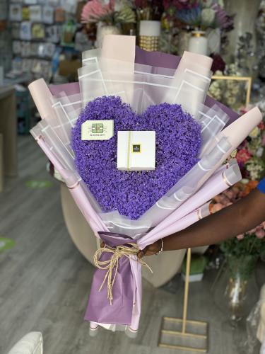 باقة ورد مع شوكلت باتشي