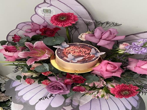 باقه الفراشه مع الكيكه