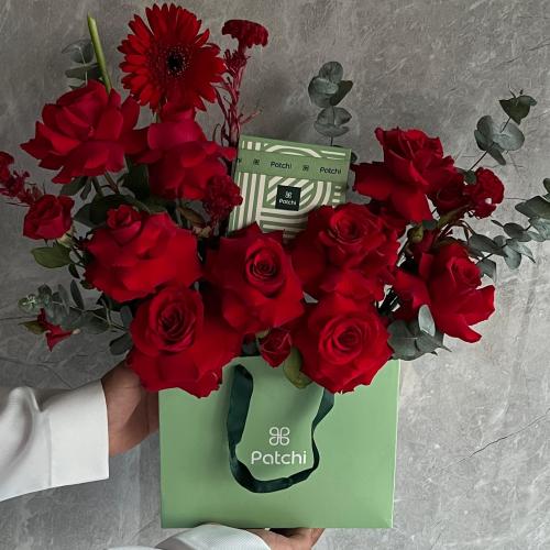 باقة ورد لون احمر مع شوكلت باتشي