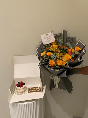 باقه ورد مع كيكه