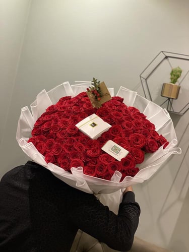 Big bouquet with chocolate patchi/ بوكيه ورد احمر...