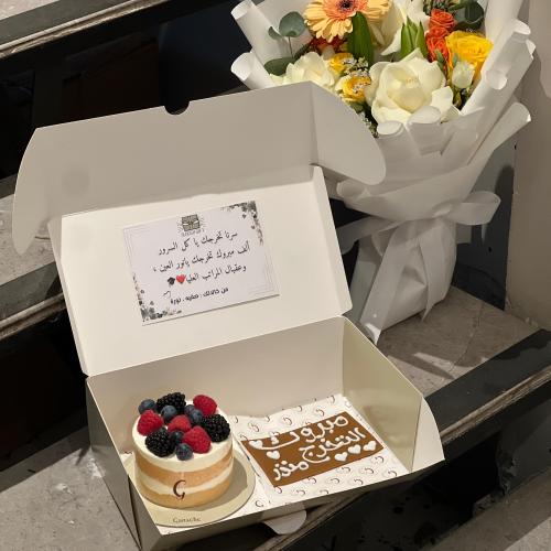 باقة ورد مع كيكه التخرج