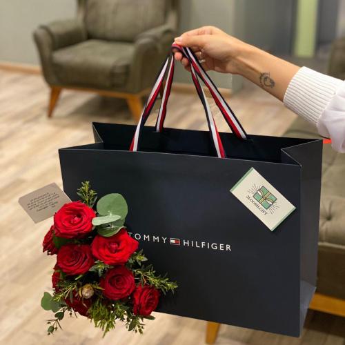 تنسيق شنطة تومي هيلفيغر