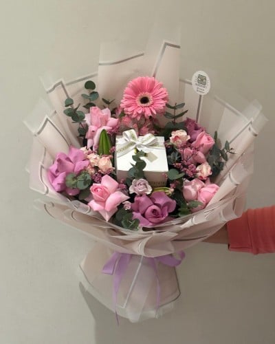 باقة ورد جميله مع شوكلت باتشي