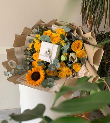 باقة ورد بالاضافه الى شوكلاتة باتشي