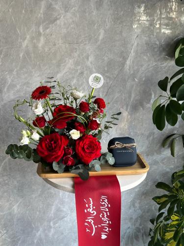 تنسيق ورد احمر مع اسواره تومي