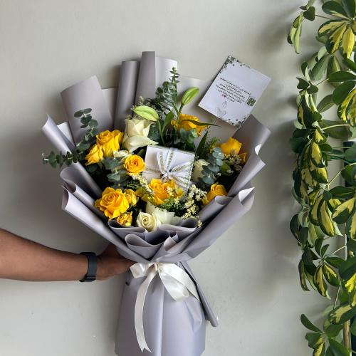 باقة ورد بالاضافه الى شوكلاتة باتشي