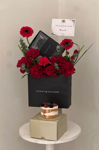 تنسيق كيس تومي هيلفغر مع اسواره وكيك جاناش