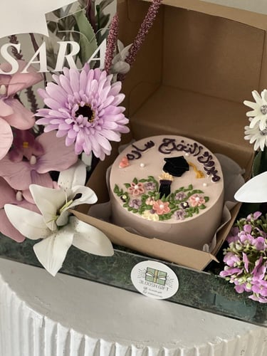 اكريلك ورد وكيك بالإضافه الى اكريلك تفصيل بالإسم ح...