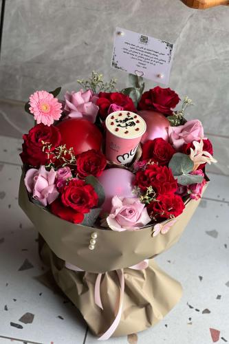 بوكيه ورد مع الكب كيك