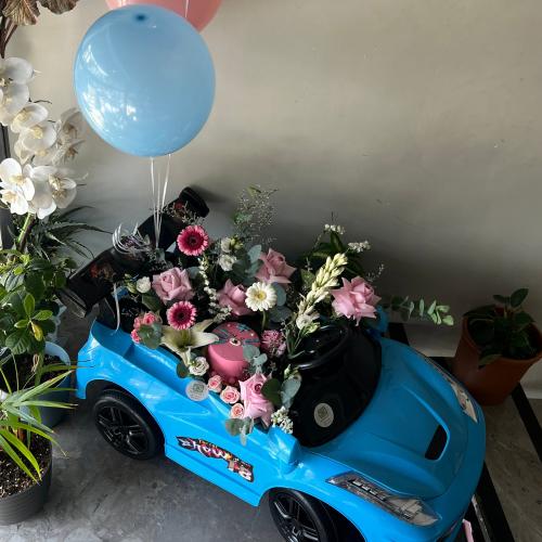 سيارة مع كيكه وتنسيقهآ الأنيق