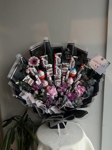 باقة ورد مع شوكلت كيندر