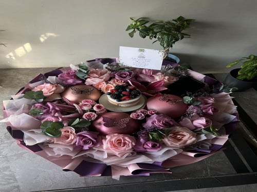باقة ورد الهبه مع كيكه / Bouquet with cake