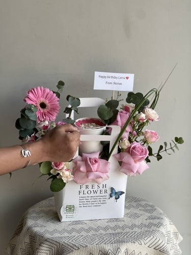 سلة ورد مع كوب كيك