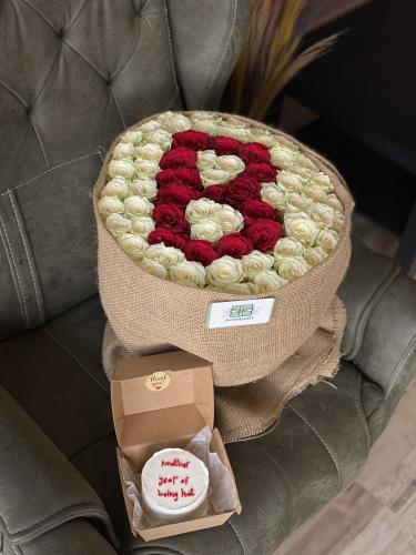 باقة مع حرف B وكيكه لنش بوكس