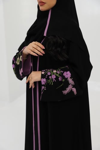 عباية بأكمام مطرزة باللون البنفسجي ( ٧١٢ )