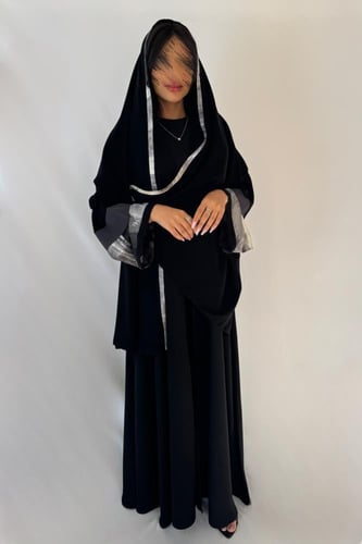 عباية بأكمام حرير رمادي