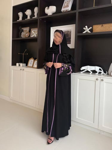 عباية بأكمام مطرزة باللون البنفسجي ( ٧١٢ )