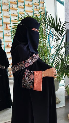 عباية بأكمام منقوشه مبطنه بلون خربزي ( ٧١١ )