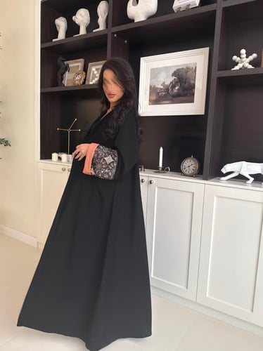 عباية بأكمام منقوشه مبطنه بلون خربزي ( ٧١١ )