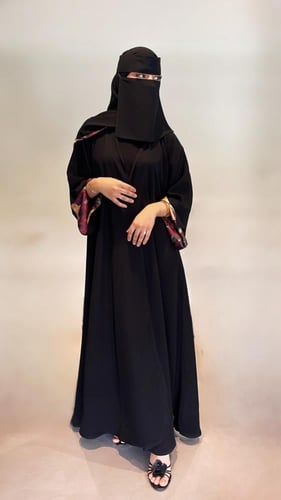 عباية بأكمام ورود عنابي