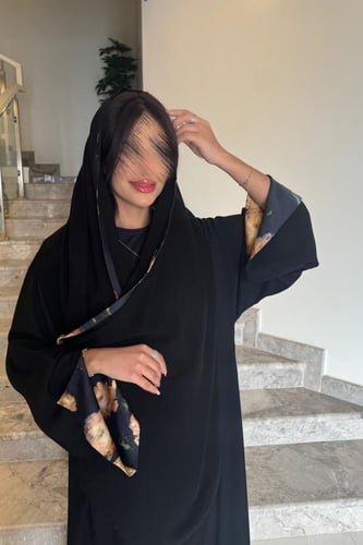 عباية بأكمام ورود كحلي