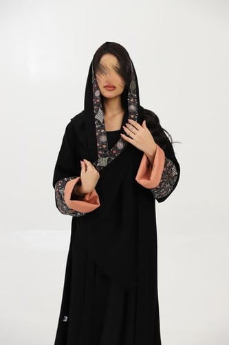 عباية بأكمام منقوشه مبطنه بلون خربزي ( ٧١١ )