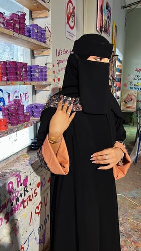 عباية بأكمام منقوشه مبطنه بلون خربزي ( ٧١١ )